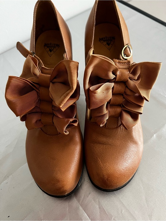 John Fluevog Shoes - John Fluevog Women’s Brown Leather Bow Accent Mary Jane Heels
